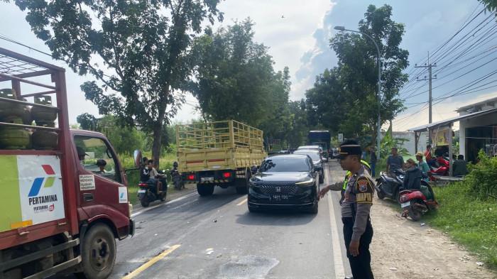 KECELAKAAN MAUT : Lokasi tabrakan antara sepeda motor vs truk terjadi di Jalan Raya Desa Taddan, Kecamatan Camplong, Kabupaten Sampang, Madura pada (11/4/2026). Insiden tersebut mengakibatkan satu korban meninggal dunia dan satu lainnya mengalami luka-luka.
