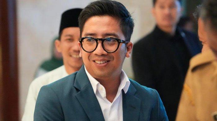 REKLAMASI SUMENEP - Anggota DPRD Jatim, Nur Faizin di sela rapat paripurna di gedung dewan. Politisi Muda PKB ini mendesak agar reklamasi di Gersik Putih, Sumenep, dihentikan, karena ada penolakan dari warga setempat, juga proses hukum masih berlangsung, Jumat (10/4/2026).
