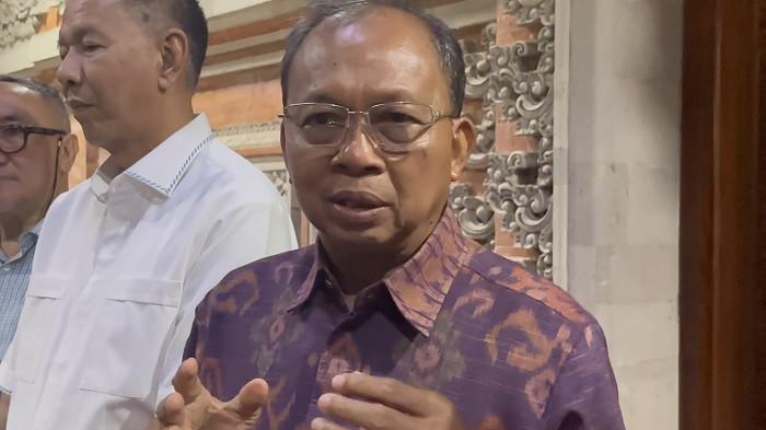 SAMPAH ORGANIK - Gubernur Bali, Wayan Koster. Ia memberikan keterangan bahwa sampah organik diperbolehkan dibakar.