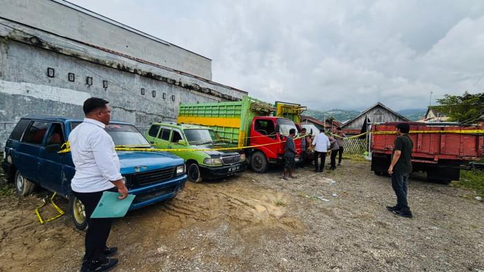 MOBIL TANGKI - Polresta Mamuju mengamankan lima unit kendaraan yang diduga digunakan untuk menimbun bahan bakar minyak (BBM) jenis solar bersubsidi di wilayah Belang-belang, Kecamatan Kalukku, Kabupaten Mamuju, Sulawesi Barat, Senin (13/4/2026).
