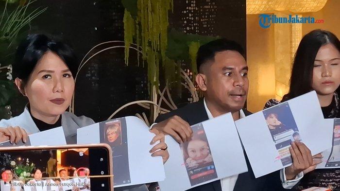 Tim kuasa hukum Rossa menunjukkan sejumlah bukti dugaan fitnah saat konferensi pers di kawasan Kebayoran Baru, Jakarta Selatan, Senin (13/4/2026).
