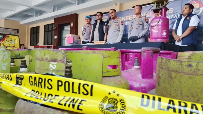 BARANG BUKTI - Sejumlah barang bukti tabung gas oplosan di tampilkan saat press realese di Halaman Polres Brebes pada Jumat 10 April 2026.