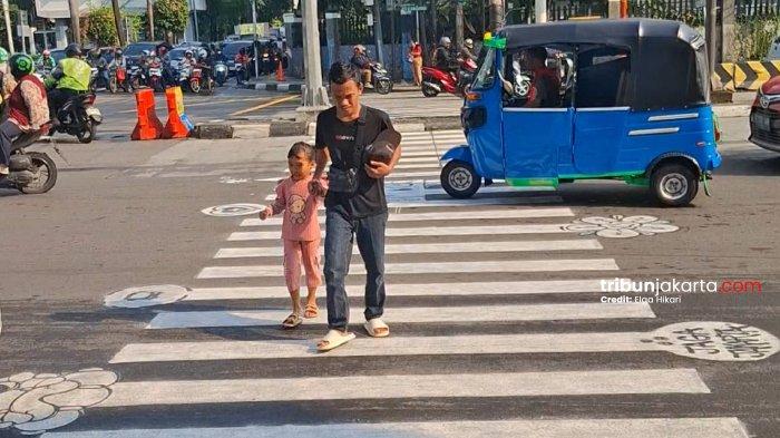 ZEBRA CROSS WARGA - Kondisi Zebra cross buatan warga terlihat di Perempatan Cideng, Jakarta Pusat atau di samping RSUD Tarakan, Senin (13/4/2026).