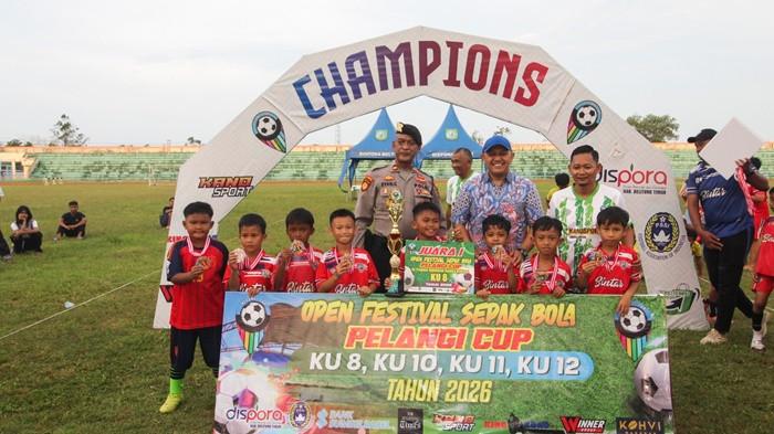 DOMINASI - Skuat SSB Bintar Kelompok merayakan keberhasilan mereka dalam ajang Pelangi Cup 2026 di Stadion Rimba Pelawan, Kecamatan Damar, Senin (13/4/2026). Selain meraih podium tertinggi, tim ini juga sukses menyapu bersih gelar individu seperti pemain terbaik dan pencetak gol terbanyak melalui metode pembinaan yang mengedepankan kegembiraan bermain bola.