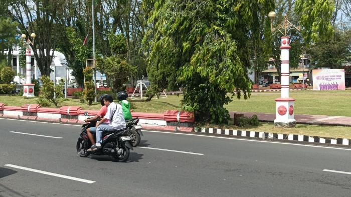KEPATUHAN - Suasana Lalulintas di jalan Balai Kota, depan kantor Walikota Manado, Senin (13/4/2026). 