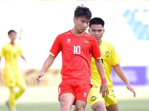 Suasana pertandingan antara Vietnam Vs Malaysia dalam laga perdana Grup A ASEAN Championship U-17 2026, di Stadion Gelora Joko Samudro, Gresik, Senin (13/4/2026).