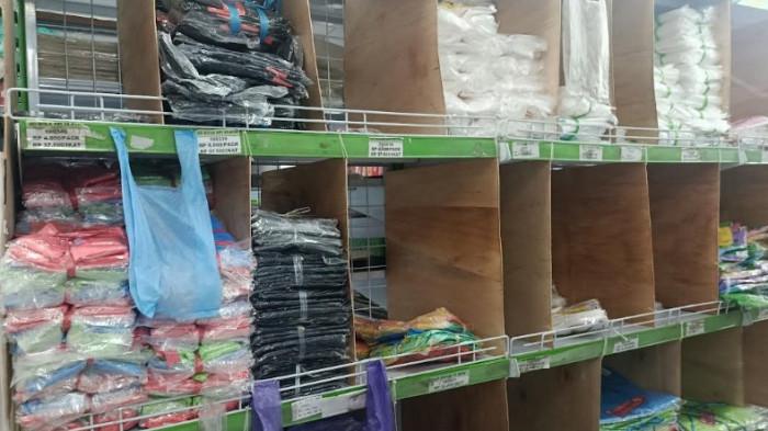 HARGA PLASTIK -- Potret plastik dijual di supermarket Kota Gorontalo. Harga plastik melonjak pascalebaran.