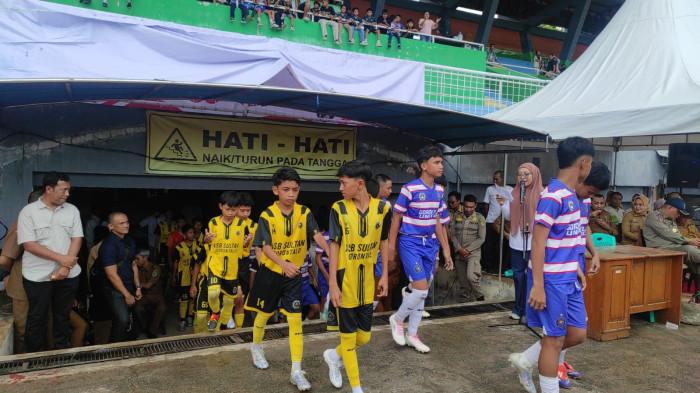 Potret para pemain muda memasuki lapangan GOR Nani Wartabone
