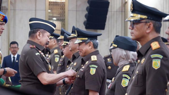 KAJATI GORONTALO -- Jaksa Agung ST Burhanuddin saat melantik 34 Pejabat Eselon II Kejaksaan RI di Gedung Utama Kejaksaan Agung, Jakarta, Rabu (16/7/2025). Satu di antaranya adalah Suyono yang menjabat Kepala Kejaksaan Tinggi Gorontalo. (Sumber Foto: Dok Kejaksaan Agung)(Shela Octavia)