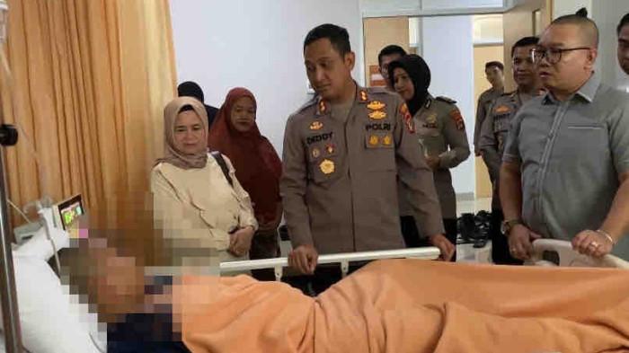 BESUK KORBAN — Kapolres Bangka, AKBP Deddy Dwitiya Putra saat membesuk siswa korban dugaan kekerasan oleh senior di Pondok Pesantren. Korban jalani perawatan di RS KIM Pangkalpinang, Senin (13/4/2026).