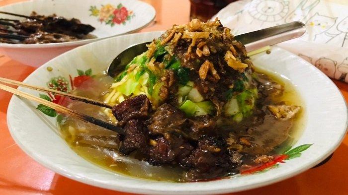 Seporsi mi ongklok khas Wonosobo di warung Mi Ongklok Pak Muhadi.
