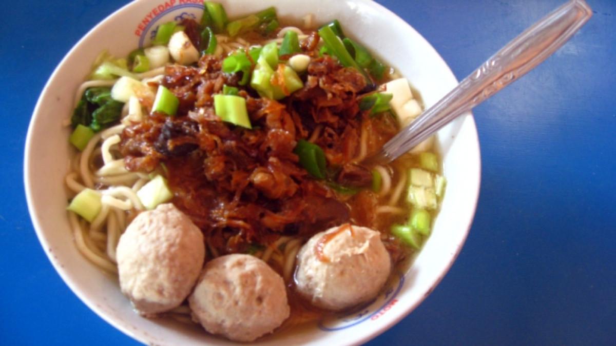 Ilustrasi mie ayam untuk menu makan siang enak di Jakarta Selatan.