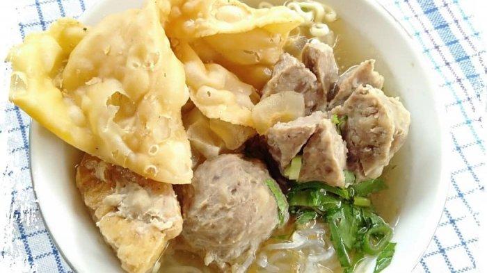Bakso Titoti, satu tempat makan siang enak dekat Stasiun Pasar Minggu Jakarta Selatan.