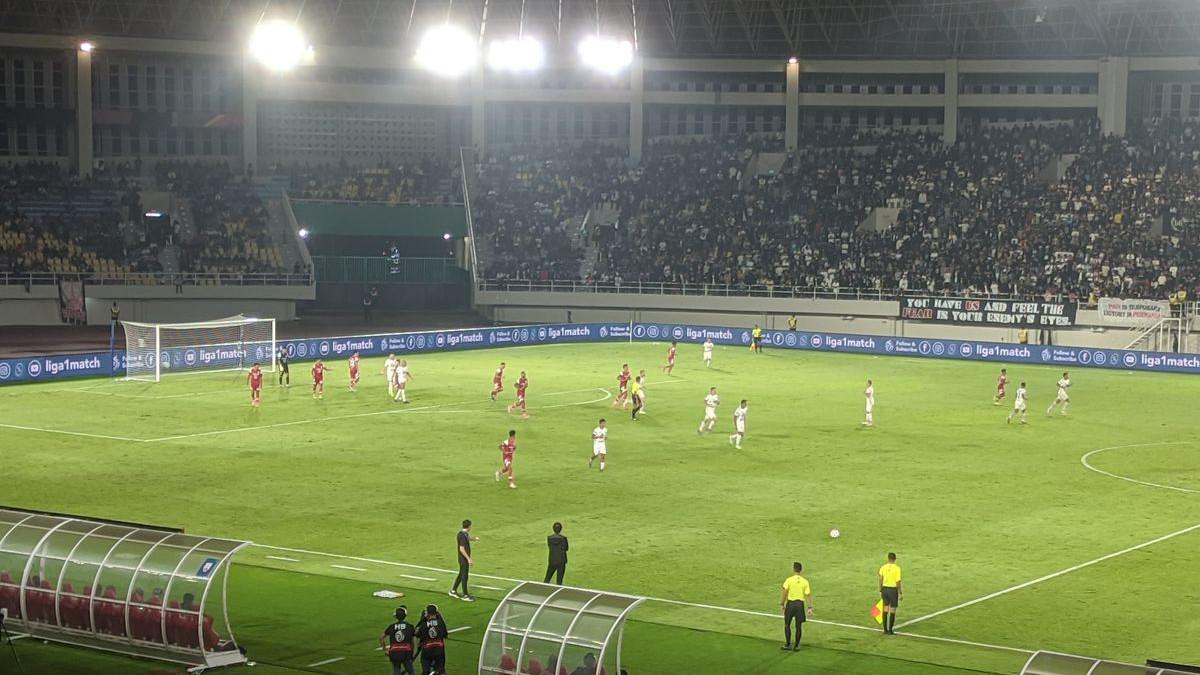 Suasana pertandingan Liga 1 2024-2025 antara tuan rumah Persis Solo dan tamunya Persija Jakarta di Stadion Manahan Solo pada Minggu (26/1/2025) malam WIB.