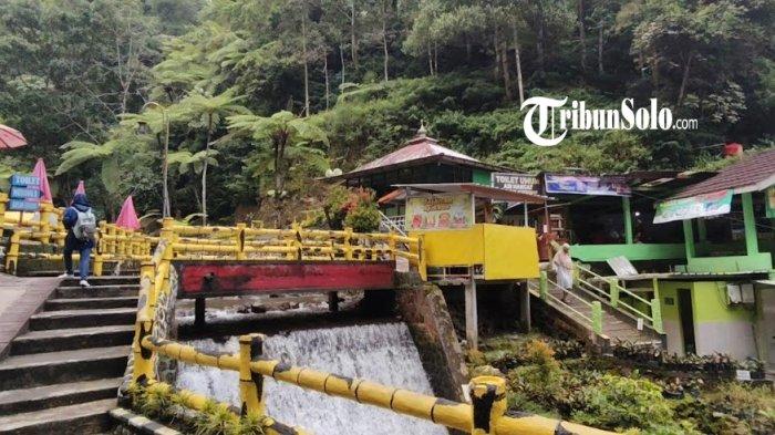 WISATA DI KARANGANYAR - Objek wisata air terjun Jumog, Desa Berjo, Kecamatan Ngargoyoso, Kabupaten Karanganyar, Jum'at (9/5/2025). Kunjungan wisata Karanganyar menurun.