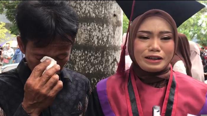 WISUDA MAHASISWA -- Dewi Safitry Labuang bersama ayahnya saat diwawancarai TribunGorontalo.com,  Rabu (14/4/2026)). Ayah Dewi terharu melihat anaknya diwisuda. (Sumber: TribunGorontalo.com/Jefry Potabuga)