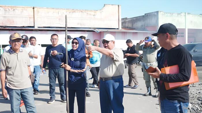 TURUN LAPANGAN -- Wali Kota Gorontalo Adhan Dambea (pria mengenakan topi putih) saat turun langsung memimpin kegiatan Gerakan ASRI. Kegiatan ini diikuti jajaran pimpinan organisasi perangkat daerah (OPD)