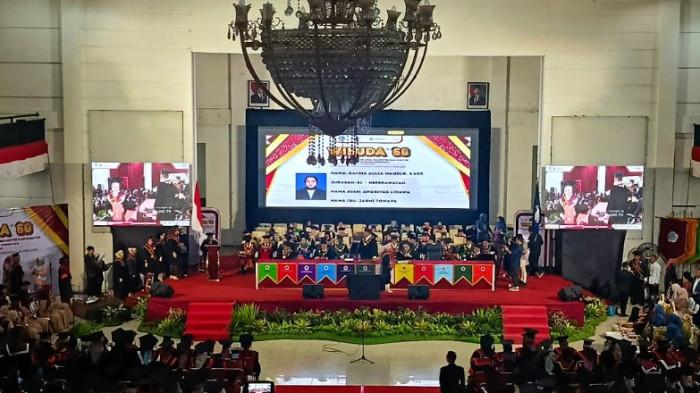 WISUDA UNG -- Suasana di di auditorium UNG. Sebanyak 700 mahasiswa menjalani wisuda, Selasa (14/4/2026). (Sumber foto: TribunGorontalo.com/Jefri Potabuga)