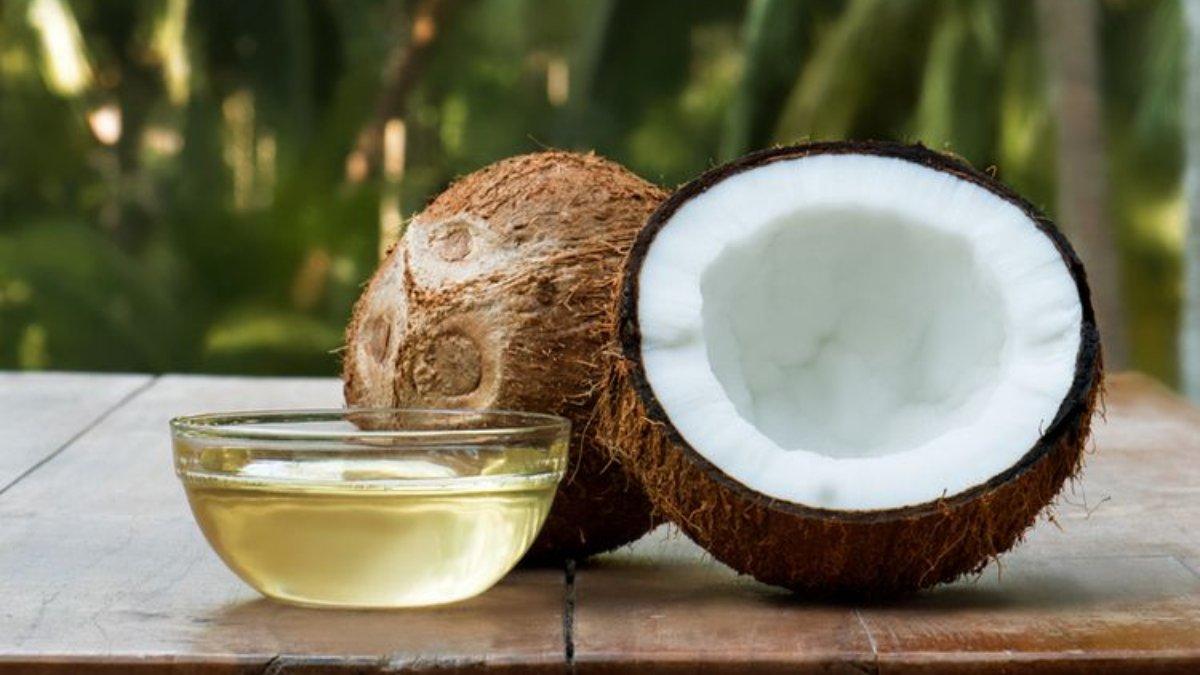 Ilustrasi tips atasi ruam popok dengan menggunakan minyak kelapa