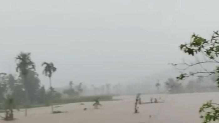BANJIR PASAMAN - Banjir bandang di kawasan Jembatan Lalang, Nagari Alahan Mati Mudiak, Kecamatan Simpang Alahan Mati, Kabupaten Pasaman, Selasa (14/4/2026). Satu dari dua warga yang dilaporkan hilang terseret arus deras pada Selasa (14/4/2026) telah ditemukan oleh tim gabungan dalam kondisi meninggal dunia.
