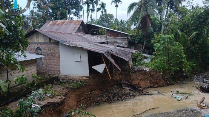 BANJIR BANDANG- Sebuah rumah mengalami kerusakan akibat banjir yang melanda kawasan  Simpang Alahan Mati, Kabupaten Pasaman, Sumatera Barat, Selasa (14/4/2026) sore. Hujan berintensitas tinggi menyebabkan sejumlah sungai meluap dan berdampak pada permukiman warga serta infrastruktur.