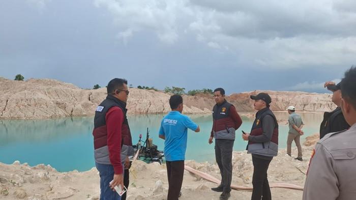 TAMBANG ILEGAL -- Anggota Ditreskrimsus Polda Babel, saat mendatangi lokasi tambang timah ilegal dikawasan Hutan Produksi di Dusun Kelindang, Desa Tepus, Kecamatan Air Gegas, Kabupaten Basel, Selasa (14/4/2026).