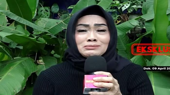 IBU JUPE -  Sri Wulansih ibunda mendiang Julia Perez tak kuasa menangis mengungkapkan kondisinya yang kini tengah kesulitan ekonomi.