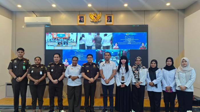 Momen Kepala Kantah Teluk Bintuni, Henry Sugiyanto Paru, bersama Kajari Teluk Bintuni, Muhammad Ikbal, seusai penandatanganan PKS di Kantor Kejari Teluk Bintuni, Rabu (15/4/2026)