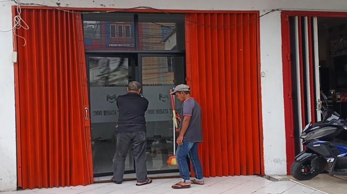 PENIPUAN UMRAH -- Kantor UMMI Travel Jalan Yos Sudarso Kelurahan Taba Jemekeh, Kecamatan Lubuklinggau Timur I, Kota Lubuklinggau Sumsel dibongkar oleh pemilik ruko, Senin (23/2/2026).