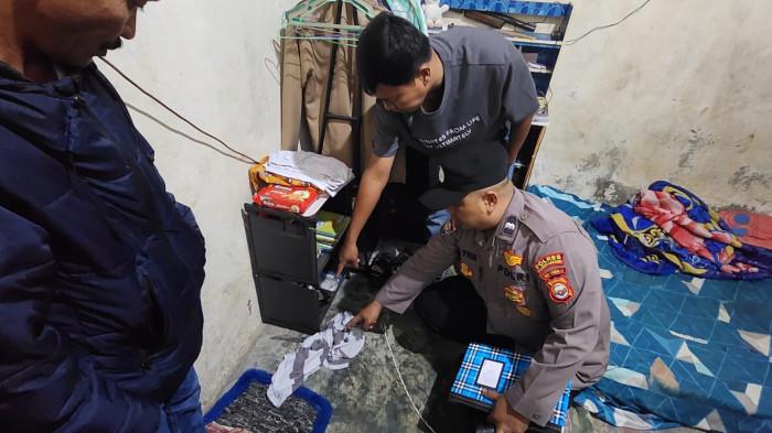 TEWAS TAK WAJAR - Petugas saat melakukan penyelidikan di kamar korban pada Selasa (14/4/2026) malam. Seorang pelajar SMK ditemukan tewas tak wajar dalam kamarnya.