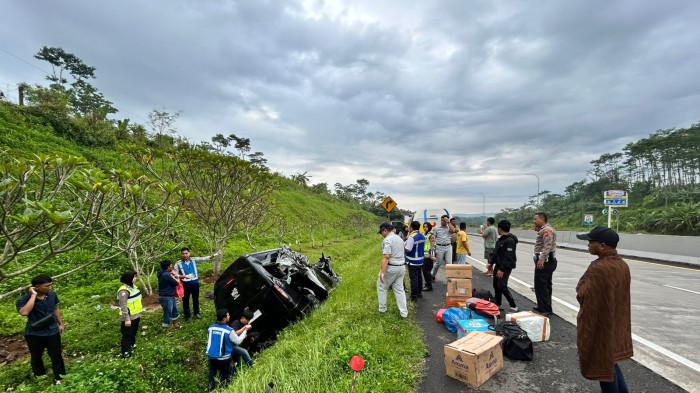 EVAKUASI - Satlantas Polres Semarang melakukan evakuasi korban dan barang-barang milik korban yang terlibat kecelakaan jalur Tol Semarang-Solo KM 445 A, wilayah Tuntang Kabupaten Semarang, Rabu (15/4/1026). Dok Polres Semarang