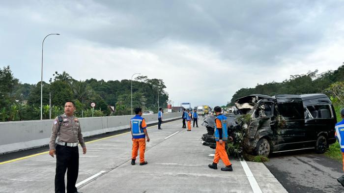 EVAKUASI - Satlantas Polres Semarang melakukan evakuasi korban dan barang-barang milik korban yang terlibat kecelakaan jalur Tol Semarang-Solo KM 445 A, wilayah Tuntang Kabupaten Semarang, Rabu (15/4/1026). Dok Polres Semarang