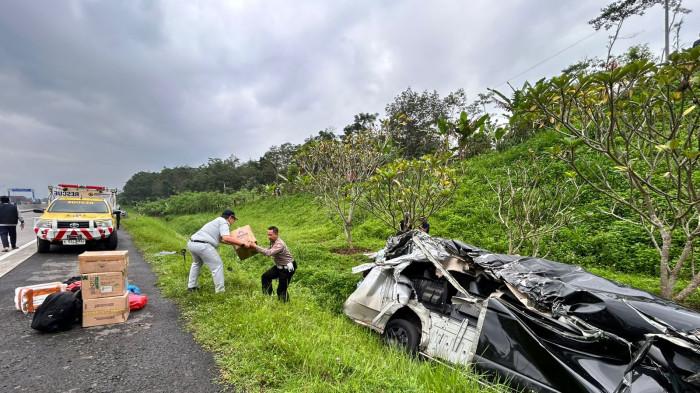 EVAKUASI - Satlantas Polres Semarang melakukan evakuasi korban dan barang-barang milik korban yang terlibat kecelakaan jalur Tol Semarang-Solo KM 445 A, wilayah Tuntang Kabupaten Semarang, Rabu (15/4/1026)