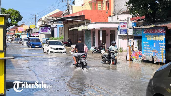 BANJIR - Banjir di Jalan Daleman-Karangdowo, Desa Carikan, Kecamatan Juwiring, Kabupaten Klaten, Rabu (15/4/2026). Kondisi ini menyebabkan jalan utama tergenang, kendaraan mogok, hingga aktivitas warga terganggu.