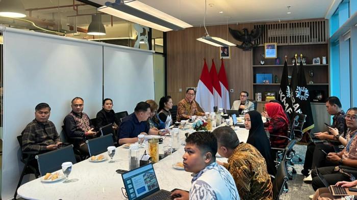KREATIF - Wali Kota Tomohon, Caroll Joram Azarias Senduk, menegaskan pentingnya pengembangan ekonomi kreatif dalam mendorong pertumbuhan ekonomi daerah. Hal tersebut disampaikannya saat audiensi dengan Menteri Ekonomi Kreatif RI, Teuku Riefky Harsya, di Kantor Kementerian Ekraf, Jakarta, Selasa (14/4/2026).