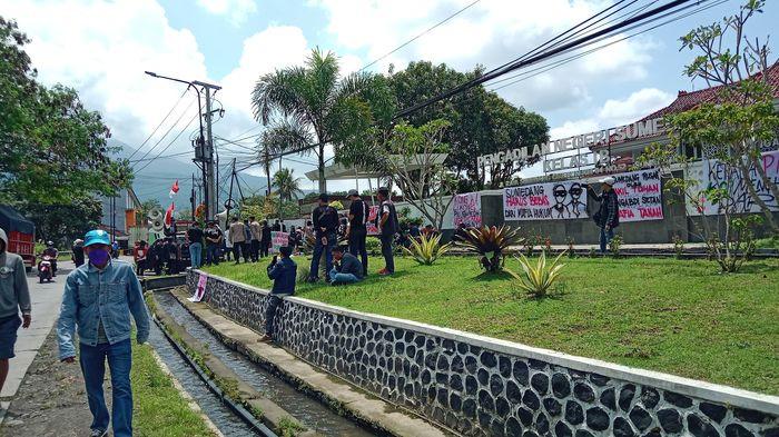 DIDEMO AHLI WARIS - Kantor Pengadilan Negeri (PN) Sumedang didatangi massa dari kelompok ahli waris Baron Baud yakni Udju Cs, Rabu (15/4/2026).