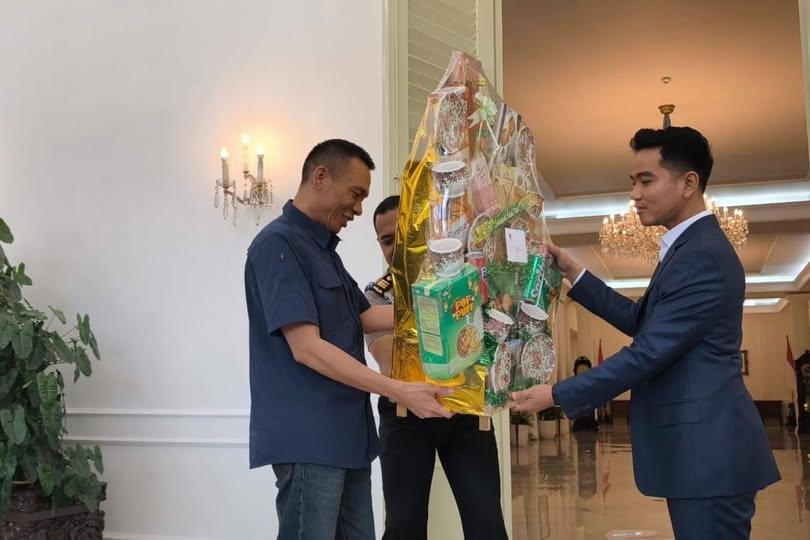 PARCEL RISMON DARI GIBRAN - Dalam foto: Pakar digital forensik Rismon Hasiholan Sianipar saat menerima parcel dari Wakil Presiden RI Gibran Rakabuming Raka di Istana Wapres, Jl. Medan Merdeka Selatan No. 6, Jakarta Pusat pada Jumat (13/3/2026).