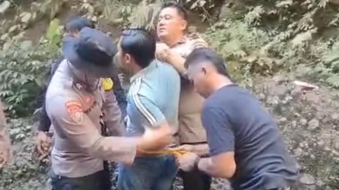 TARIK KARCIS ILEGAL - Polisi amankan empat orang di pintu masuk Wisata Tumpak Sewu Desa Sidomulyo Kecamatan Pronojiwo, Kabupaten Lumajang Jawa Timur, Senin (13/4/2026). Empat orang tersebut diduga menarik karcis secara paksa terhadap wisatawan Tumpak Sewu Lumajang.