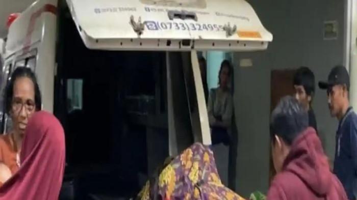 TEWAS DIKEROYOK -- Polisi dan tim medis mengevakuasi jenazah Yansah yang tewas dikeroyok di depan anak dan istri saat melihat pembangunan rumahnya di Jalan Rawa Makmur RT 05 Kelurahan Batu Urip, Kecamatan Lubuklinggau Utara II, Jumat (10/4/2026). Permasalahan ini berawal dari korban yang mendapat warisan Rp1 miliar. 