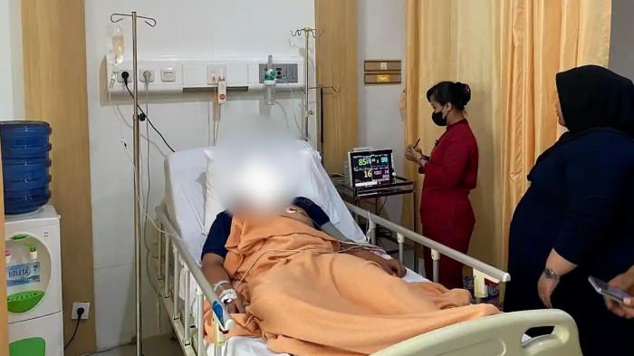 DIRAWAT - Siswa SMA sebuah pondok pesantren di Bangka berinisial AH (16) korban perundungan dirawat di Rumah Sakit Mitra Medika Pangkalpinang, Selasa (14/4/2026).