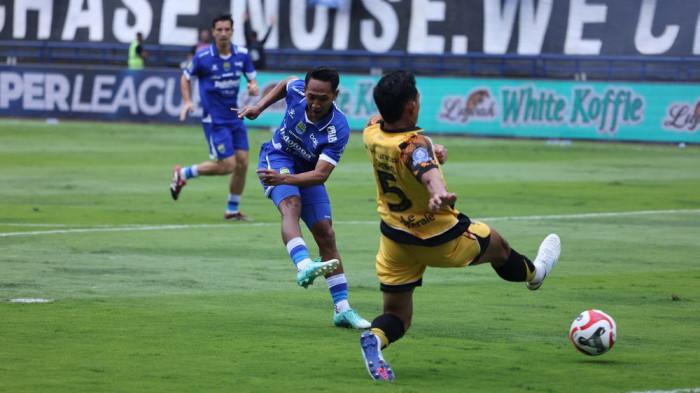 LAGA PERSIB - Beckham Putra saat berebut bola di laga Persib Bandung vs Persija Jakarta di Stadion GBLA, Minggu (11/1/2026).