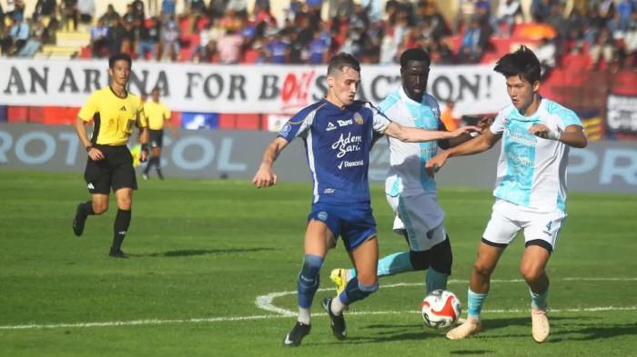 PSB BIAK VS PSIM - Pemain PSBS Biak dan PSIM Yogyakarta saling berebut bola dalam laga pekan ke-23 Super League 2025/2026 di Stadion Maguwoharjo, Sleman, Jumat (27/2/2026) malam. 