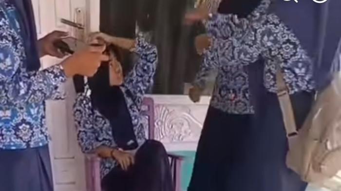 Tangkapan layar video siswi diduga menjadi korban perundungan