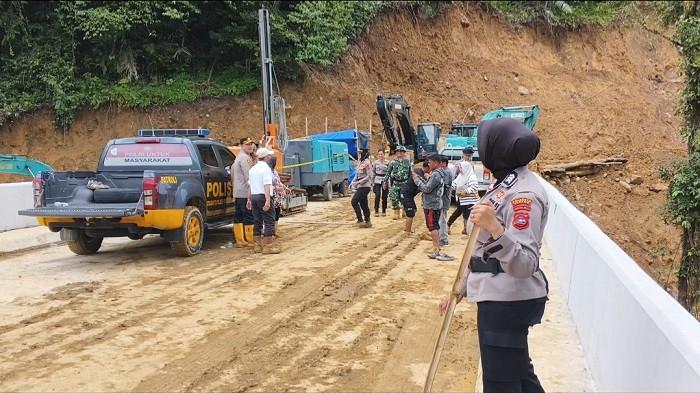 FLY OVER - Petugas Pengadilan Negeri Padang dibantu aparat kepolisian saat melakukan eksekusi lahan pembangunan fly over Sitinjau Lauik di Kecamatan Lubuk Kilangan, Kota Padang, Rabu (15/4/2026). Juru sita Pengadilan Negeri Padang, Hendri D, menyebutkan lahan seluas sekitar 22.942 meter persegi tersebut telah melalui proses pengadaan tanah, termasuk mekanisme konsinyasi atau penitipan uang ganti rugi.