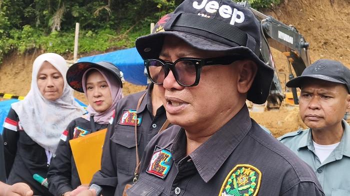 LAHAN SITINJAU LAUIK - Petugas Pengadilan Negeri Padang dibantu aparat kepolisian saat melakukan eksekusi lahan pembangunan fly over Sitinjau Lauik di Kecamatan Lubuk Kilangan, Kota Padang, Rabu (15/4/2026). Lahan seluas lebih kurang 22.942 meter persegi tersebut dieksekusi oleh Pengadilan Negeri Padang dengan pengawalan puluhan personel kepolisian di kawasan Panorama Sitinjau Lauik, Kecamatan Lubuk Kilangan, Kota Padang.