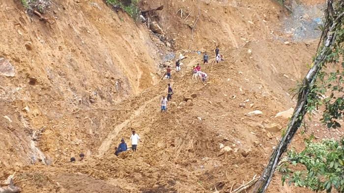 PEMBEBASAN LAHAN - Petugas Pengadilan Negeri Padang dibantu aparat kepolisian saat melakukan eksekusi lahan pembangunan fly over Sitinjau Lauik di Kecamatan Lubuk Kilangan, Kota Padang, Rabu (15/4/2026). Juru sita Pengadilan Negeri Padang, Hendri D, mengungkapkan bahwa sebelum eksekusi dilakukan, lahan tersebut telah dikuasai pihak lain yang bahkan memagar area dan mendirikan pondok di lokasi.