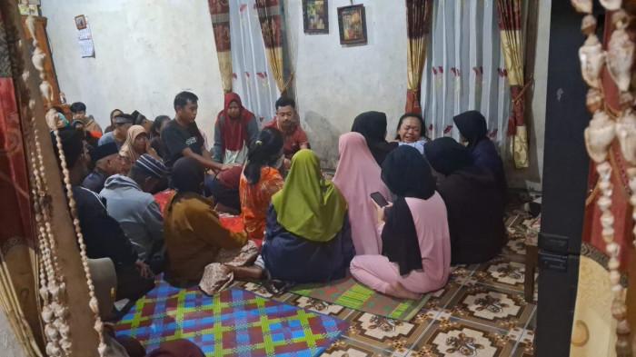 DALAMI MOTIF - Foto suasana di rumah duka usai korban ditemukan tewas tak wajar pada Selasa (14/4/2026) kemarin. Hingga kini polisi masih mendalami motif terkait kejadian itu.