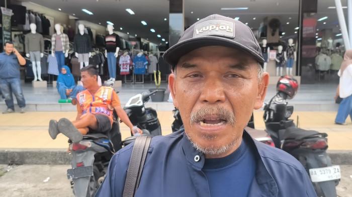 PENGAMEN PADANG MENINGGAL- Ayah Karim, Rafles, memberikan keterangan di Pasar Raya, Kota Padang, Kamis (2/4/2026). Rafles sebut anaknya sering dijuluki pendakwah jalanan, bukan ODGJ.