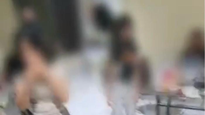 PELAKU DITANGKAP - Penangkapan dilakukan secara dramatis saat para pelaku itu tengah berpesta obat terlarang di sebuah hotel di Pluit, Jakarta Utara, Senin (13/4/2026) malam. (Dok: tangkapan layar di media sosial)