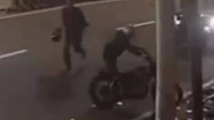 Aksi pencurian dengan kekerasan (curas) atau begal yang menimpa Bimo Margo Hutomo (29), anggota pemadam kebakaran (Damkar) di kawasan Gambir, Jakarta Pusa